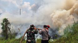 Babinsa Bersama Tim Gabungan Padamkan Kebakaran Lahan di Lempake