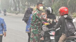 Babinsa Karang Asam Ilir Bersama Kelurahan Bagikan 350 Masker, Cegah Dampak Polusi Udara Akibat Karhutla