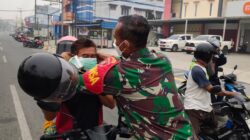 Antisipasi Dampak Kabut Asap Karhutla, Babinsa Koramil 0908-01/Loktuan Bagikan Masker kepada Warga