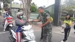Jum’at Berkah, Kodim 0908/Bontang Kembali Bagikan Nasi Kotak untuk Masyarakat