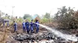 Lanud Sjamsudin Noor Kerahkan Tangki Portable dan Gambut Injection di Kawasan Ring I Bandara Sjamsudin Noor Atasi Titik Api Karhutla