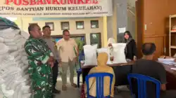 Babinsa Kodim 0901/Samarinda Dampingi Penyaluran Bantuan Beras bagi 1.029 Warga Teluk Lerong Ulu