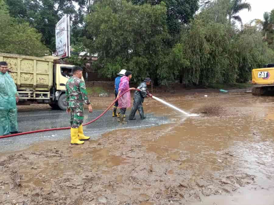 Gerak Cepat TNI Bantu Tangani Dampak Banjir Bandang di Kabupaten Solok Sumbar Gerak Cepat TNI Bantu Tangani Dampak Banjir Bandang di Kabupaten Solok Sumbar