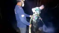 Babinsa Bantuas Bersama Tim Gabungan Padamkan Kebakaran Lahan PT BJE hingga Tengah Malam   