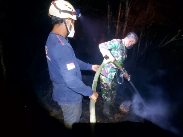 Babinsa Bantuas Bersama Tim Gabungan Padamkan Kebakaran Lahan PT BJE hingga Tengah Malam Babinsa Bantuas Bersama Tim Gabungan Padamkan Kebakaran Lahan PT BJE hingga Tengah Malam