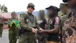 Memilih Jalan Damai, Empat Anggota OPM Puncak Jaya Serahkan Senjata kepada Pangkoops TNI Habema dan Kembali ke Masyarakat