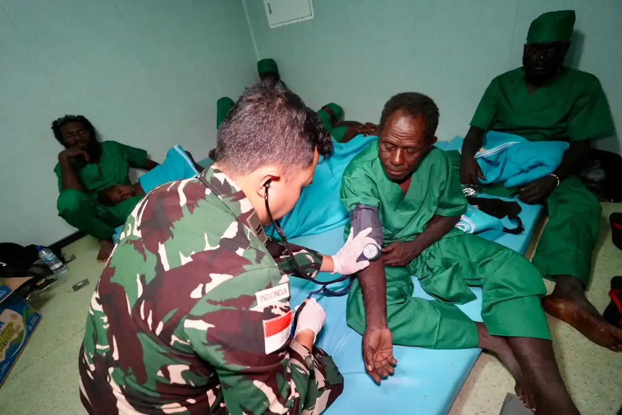 Aksi Kemanusiaan Di Laut Lepas, KRI WSH-991 Evakuasi 11 Warga Papua Nugini Aksi Kemanusiaan Di Laut Lepas, KRI WSH-991 Evakuasi 11 Warga Papua Nugini