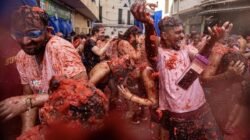 Kemeriahan Festival La Tomatina di Spanyol Kemeriahan Festival La Tomatina di Spanyol