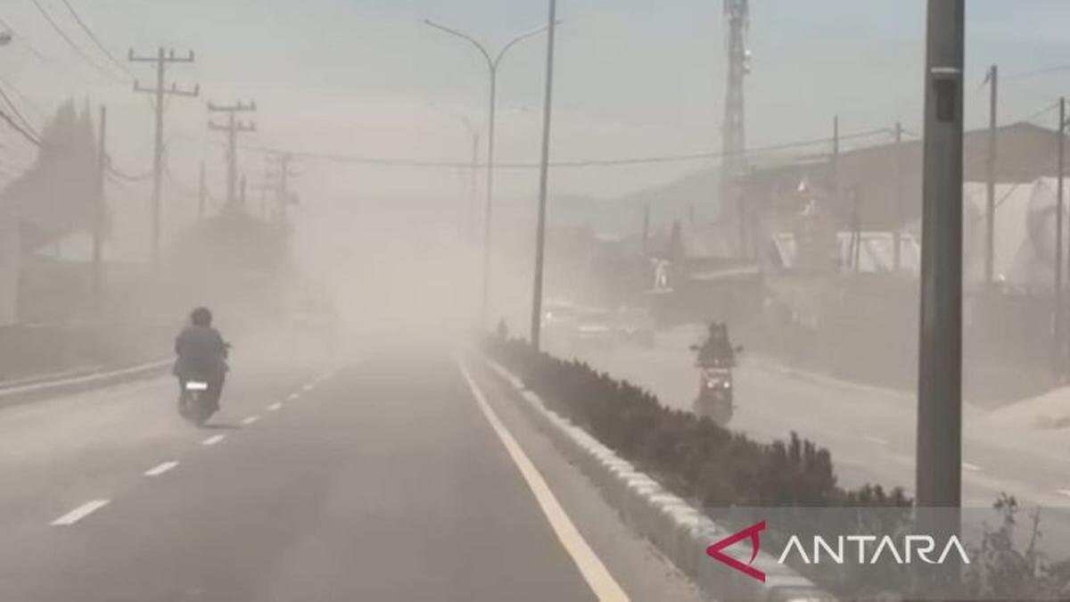 Berastagi Terkena Dampak Erupsi Sinabung Berastagi Terkena Dampak Erupsi Sinabung