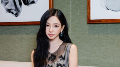 Dua Gaya Penampilan Karina aespa: Perbandingan Korean Bangs dan Rambut Terurai
