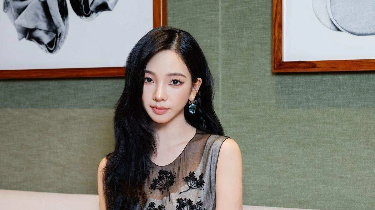 Dua Gaya Penampilan Karina aespa: Perbandingan Korean Bangs dan Rambut Terurai Dua Gaya Penampilan Karina aespa: Perbandingan Korean Bangs dan Rambut Terurai