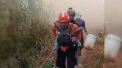 Pahlawan Kemanusiaan: Tim SAR Gendong Nenek 80 Tahun di Tengah Asap Karhutla