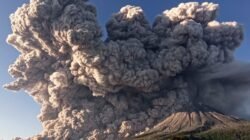 Dampak Aktivitas Erupsi Gunung Sinabung pada Masyarakat Karo Dampak Aktivitas Erupsi Gunung Sinabung pada Masyarakat Karo