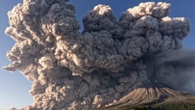 Dampak Aktivitas Erupsi Gunung Sinabung pada Masyarakat Karo Dampak Aktivitas Erupsi Gunung Sinabung pada Masyarakat Karo