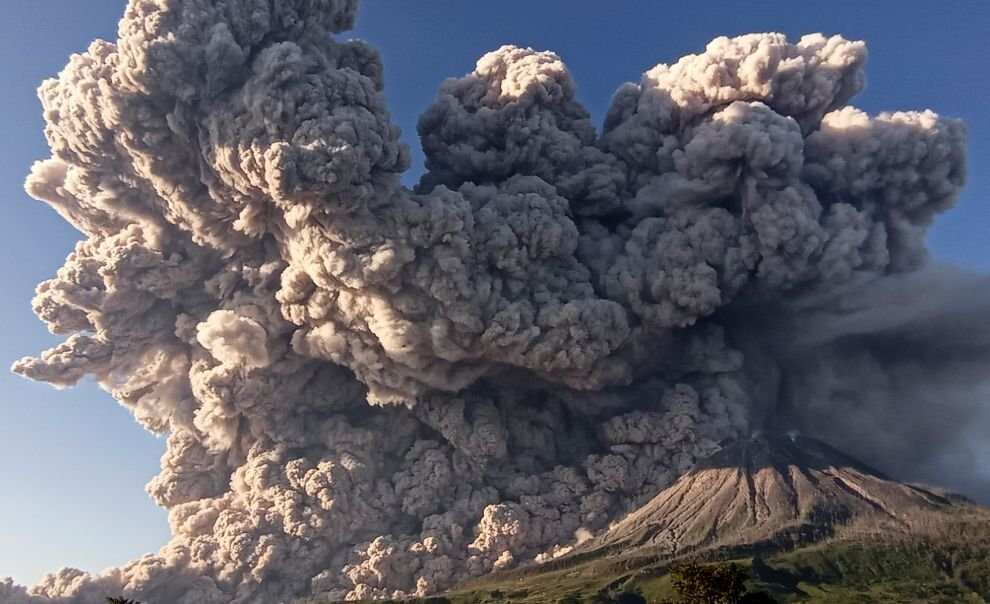 Dampak Aktivitas Erupsi Gunung Sinabung pada Masyarakat Karo