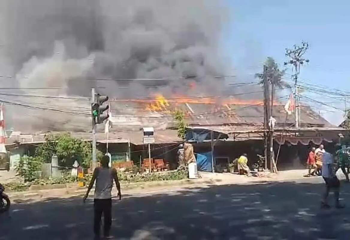 Kebakaran Melanda Asrama TNI Mattoanging di Makassar