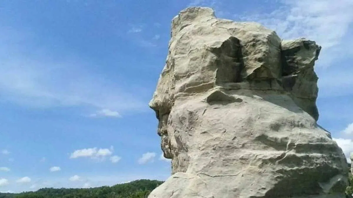 Keindahan Pantai Klayar: Seruling Samudra dan Batu Karang Sphinx di Pacitan