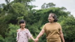 Kebiasaan Kecil Kakek-Nenek yang Membahagiakan Cucu