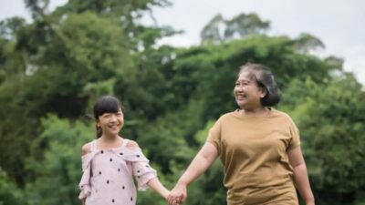 Kebiasaan Kecil Kakek-Nenek yang Membahagiakan Cucu