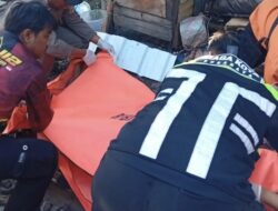 Evakuasi Jenazah Kakek Tertemper Kereta Api di Krembangan