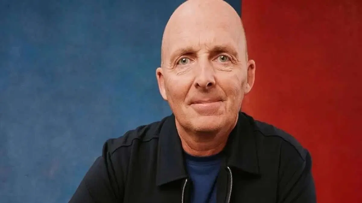 Klarifikasi Mike Dean: Kontroversi di Balik Komentar ‘Permainan Pikiran’