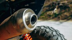 Memahami Penyebab dan Solusi Knalpot Motor Mengeluarkan Asap Putih