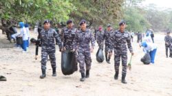 Aksi Bersih Pantai untuk HUT ke-81 TNI AL di Sorong