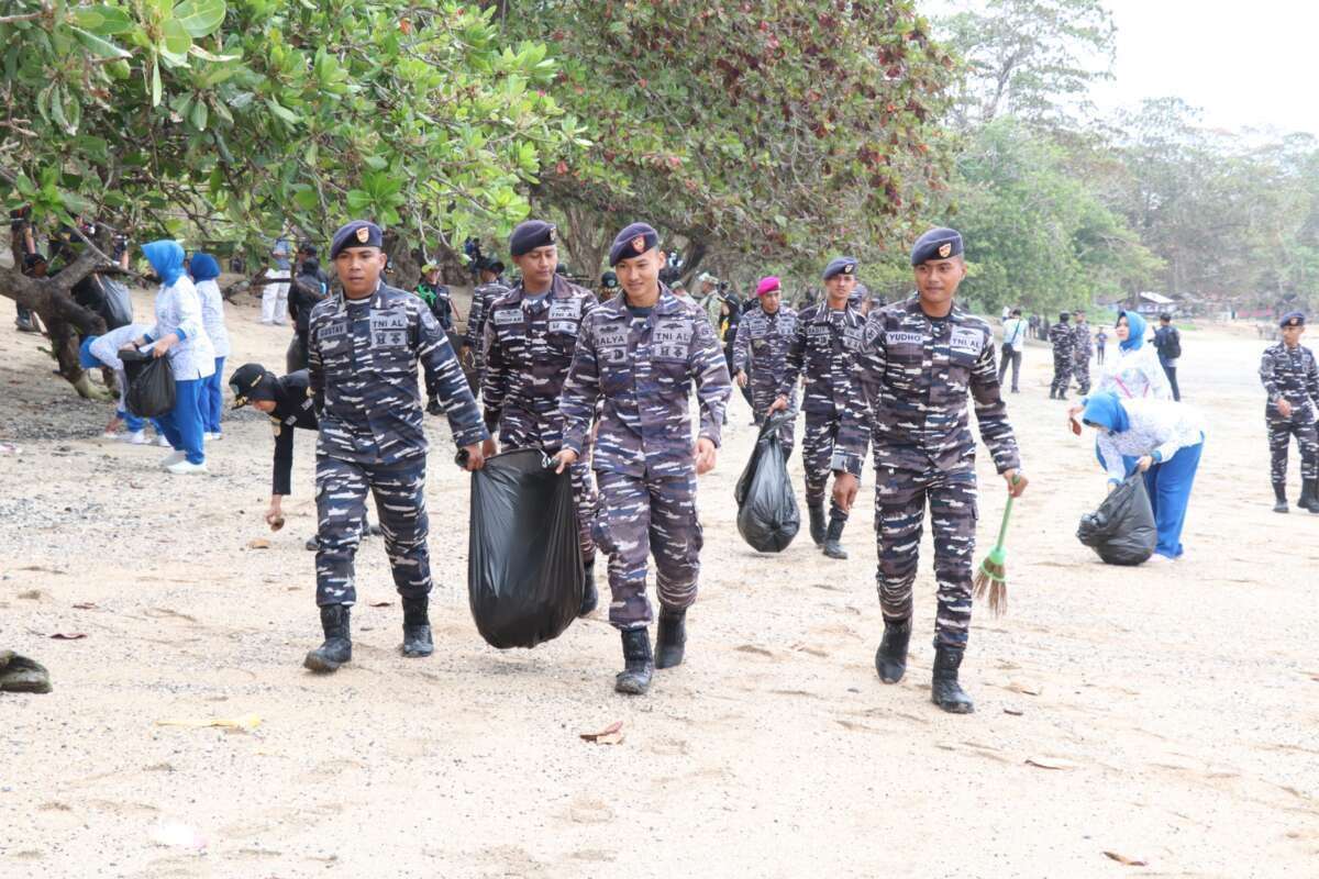 Aksi Bersih Pantai untuk HUT ke-81 TNI AL di Sorong