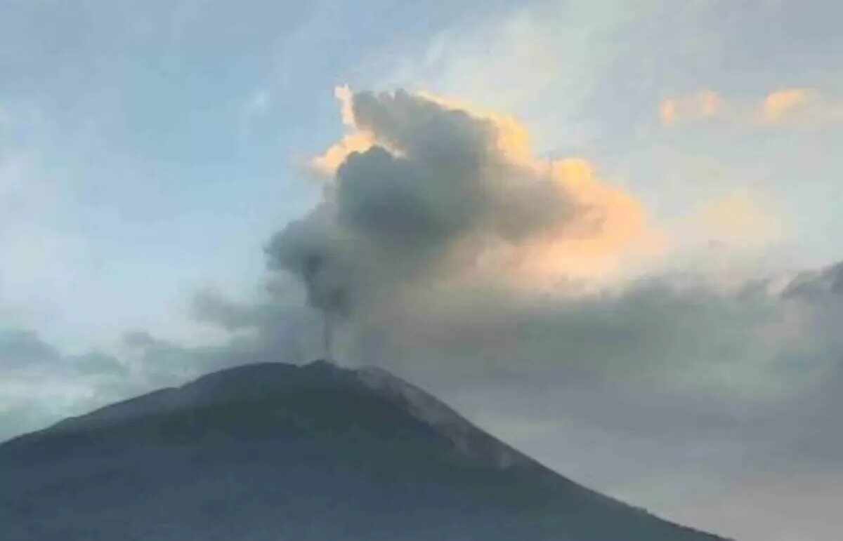 Ancaman Abu Vulkanik Gunung Lewotolok Terhadap Penerbangan di NTT