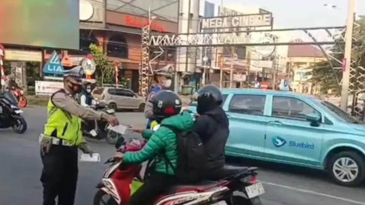 Dampak Erupsi Anak Krakatau di Depok: Pembagian Masker Gratis oleh Polsek Cinere