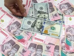 Rupiah Melorot Tertekan Dua Sentimen Utama