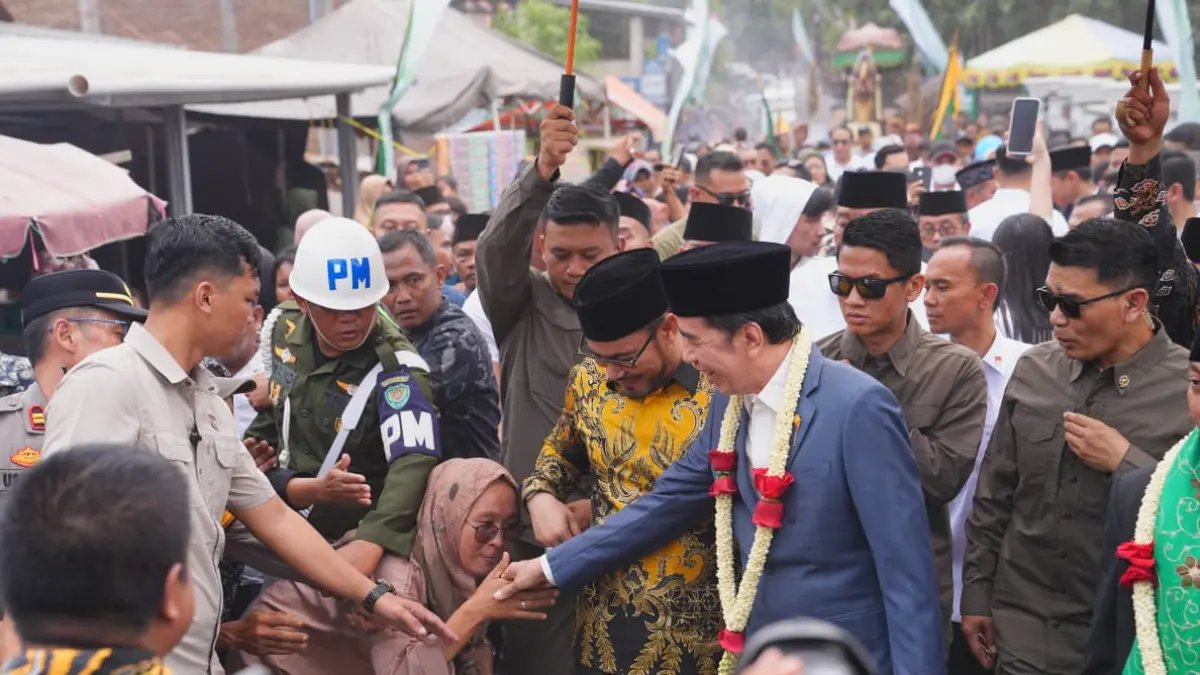 Keberadaan Jokowi di Acara Khitanan yang Meriah di Cirebon