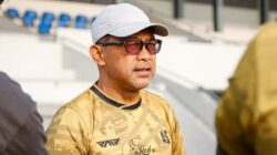 Kekalahan Perdana De Red FC, Aji Santoso Tanggapi Peluang dan Krisis Pemain
