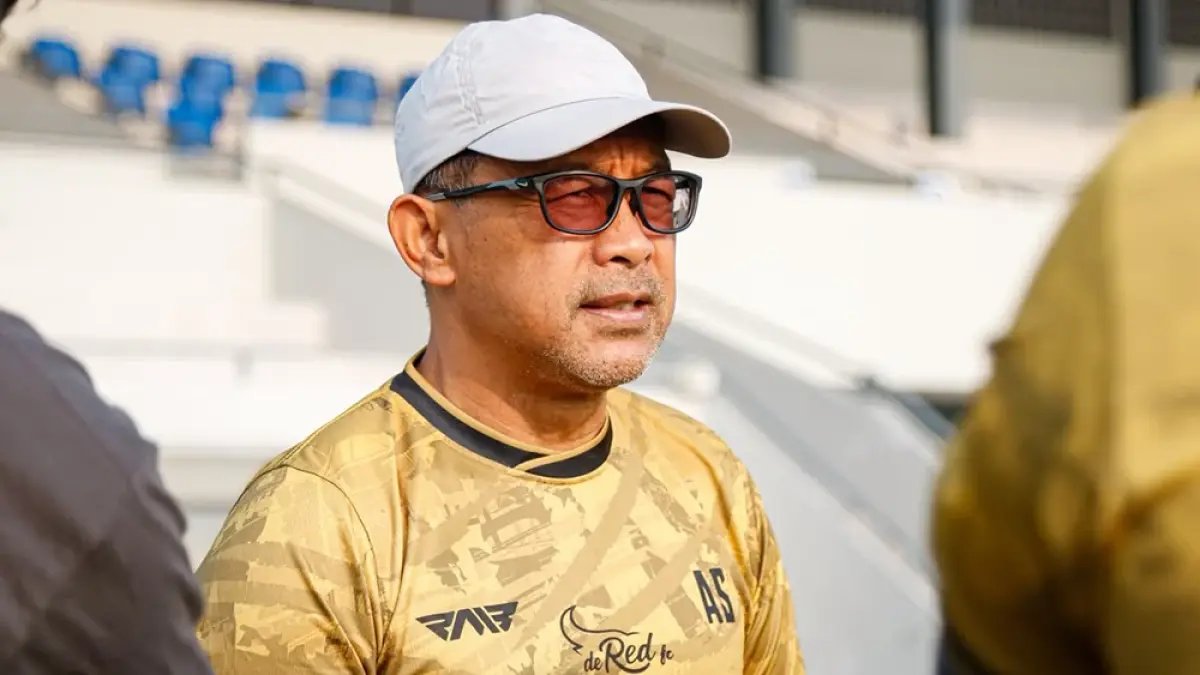 Kekalahan Perdana De Red FC, Aji Santoso Tanggapi Peluang dan Krisis Pemain