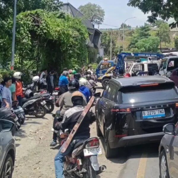 Kecelakaan Elf di Kali Cikumpa: Proses Evakuasi Sukses Namun Lalu Lintas Masih Terhambat