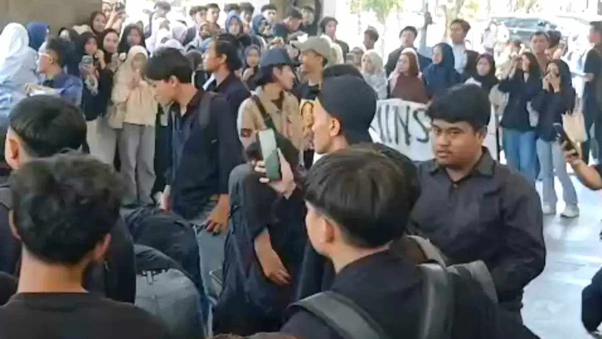 Demo Mahasiswa UINSA Tuntut Pembatalan Pelantikan Rektor