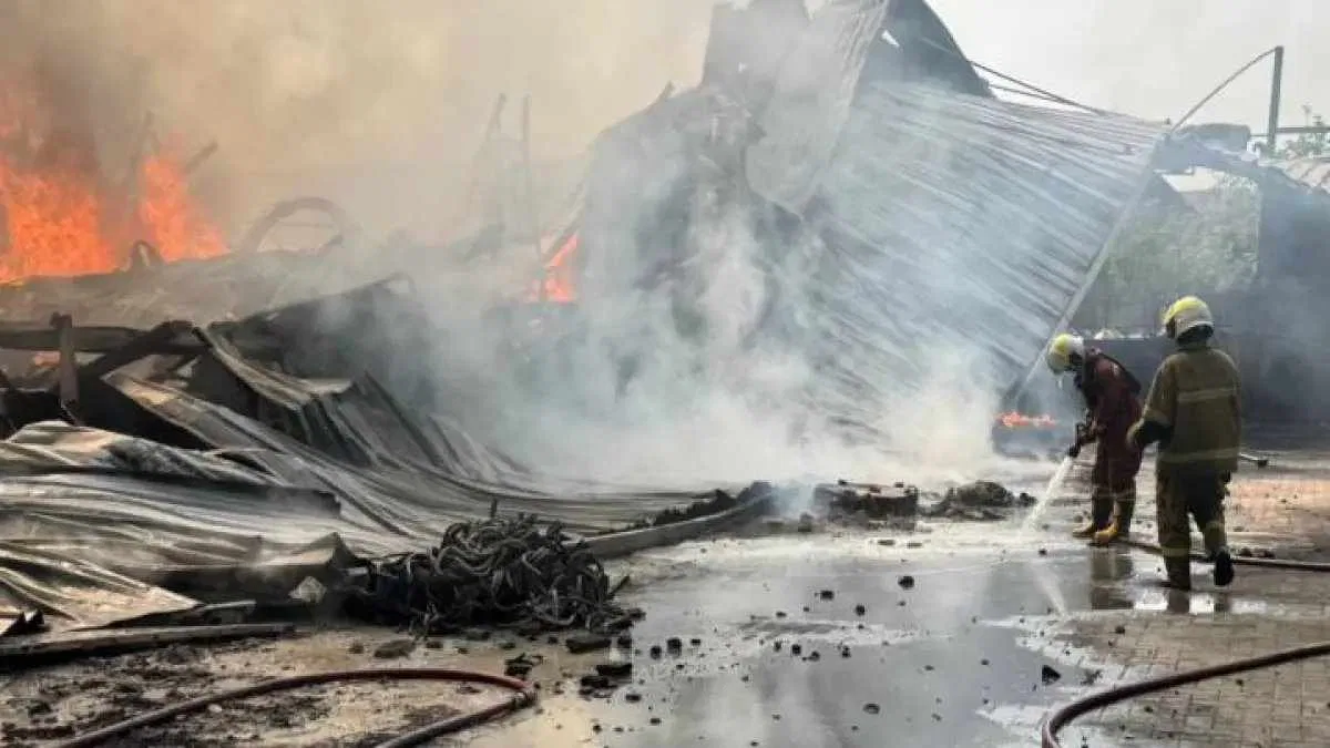 Api Masih Berkobar, Kebakaran Pabrik Lampu di Kota Tangerang Terhambat Akses Air
