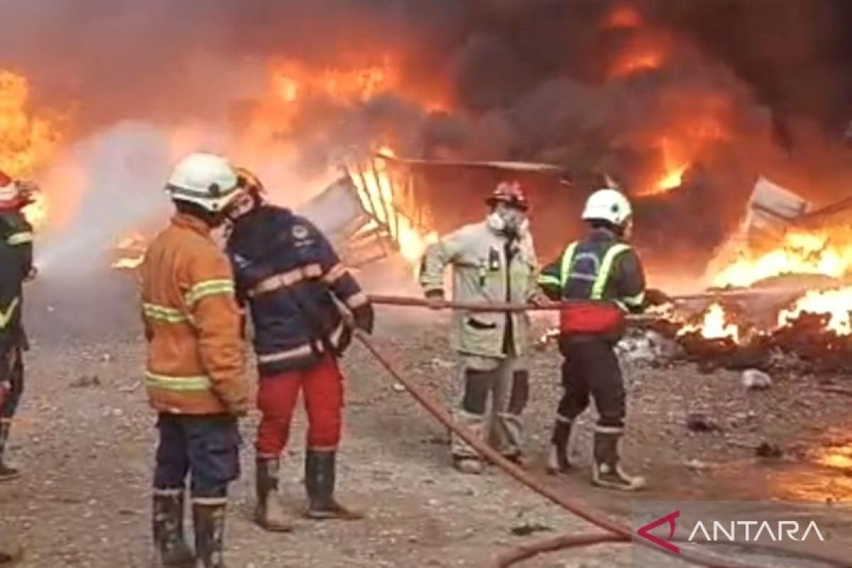 Kebakaran Hebat Hancurkan Gudang Pengolahan Biji Plastik di Cikarang Timut