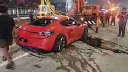Kecelakaan Tunggal Mobil Sport di Tol Desari Kecelakaan Tunggal Mobil Sport di Tol Depok-Antasari