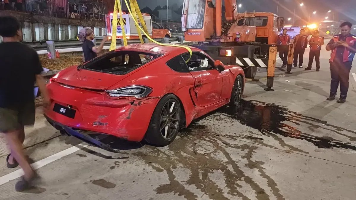 Kecelakaan Tunggal Mobil Sport di Tol Depok-Antasari