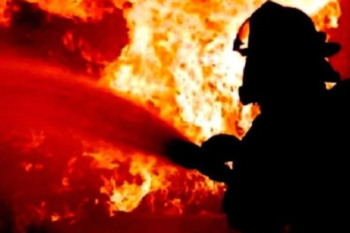 Kebakaran Hebat Melanda Bengkel Cat Mobil di Surabaya