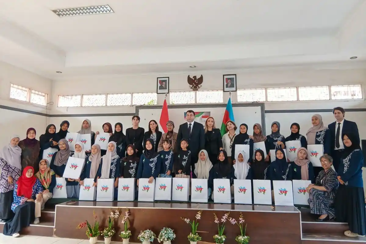 Momen Bersejarah: Azerbaijan Rayakan Pahlawan Bersama Anak Yatim Momen Bersejarah: Azerbaijan Rayakan Pahlawan Bersama Anak Yatim
