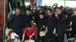 Momen Kehidupan Guruh Soekarnoputra dan Ambisinya di Dunia Politik