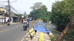 Kerusakan Trotoar Taman Secawan di Depok Belum Ditangani