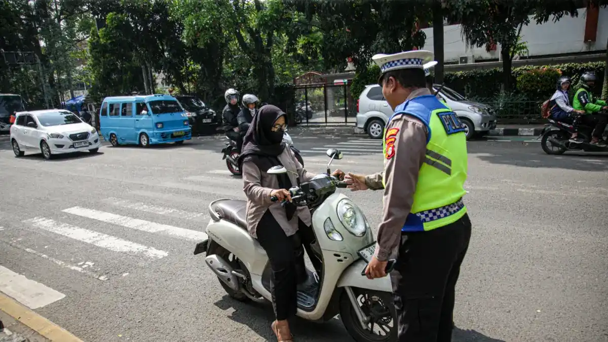 Penerapan Tilang Manual oleh Polrestabes Surabaya Penerapan Tilang Manual oleh Polrestabes Surabaya