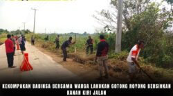 Kekompakan Babinsa Bersama Warga Lakukan Gotong Royong Bersihkan Kanan Kiri Jalan