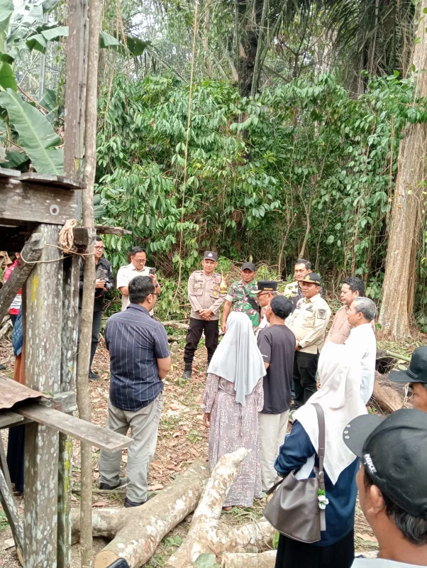 Babinsa Dampingi Penyaluran Bantuan bagi Warga Terdampak Musibah di Wayau