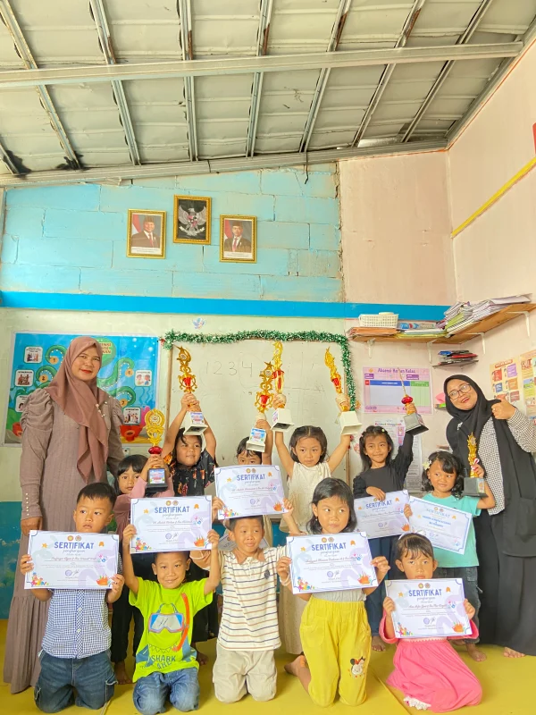 LAGI, TK NIRWANA CENDIKIA RAIH TUJUH PIALA PADA LOMBA MEWARNAI ANAK DAN ORANGTUA
