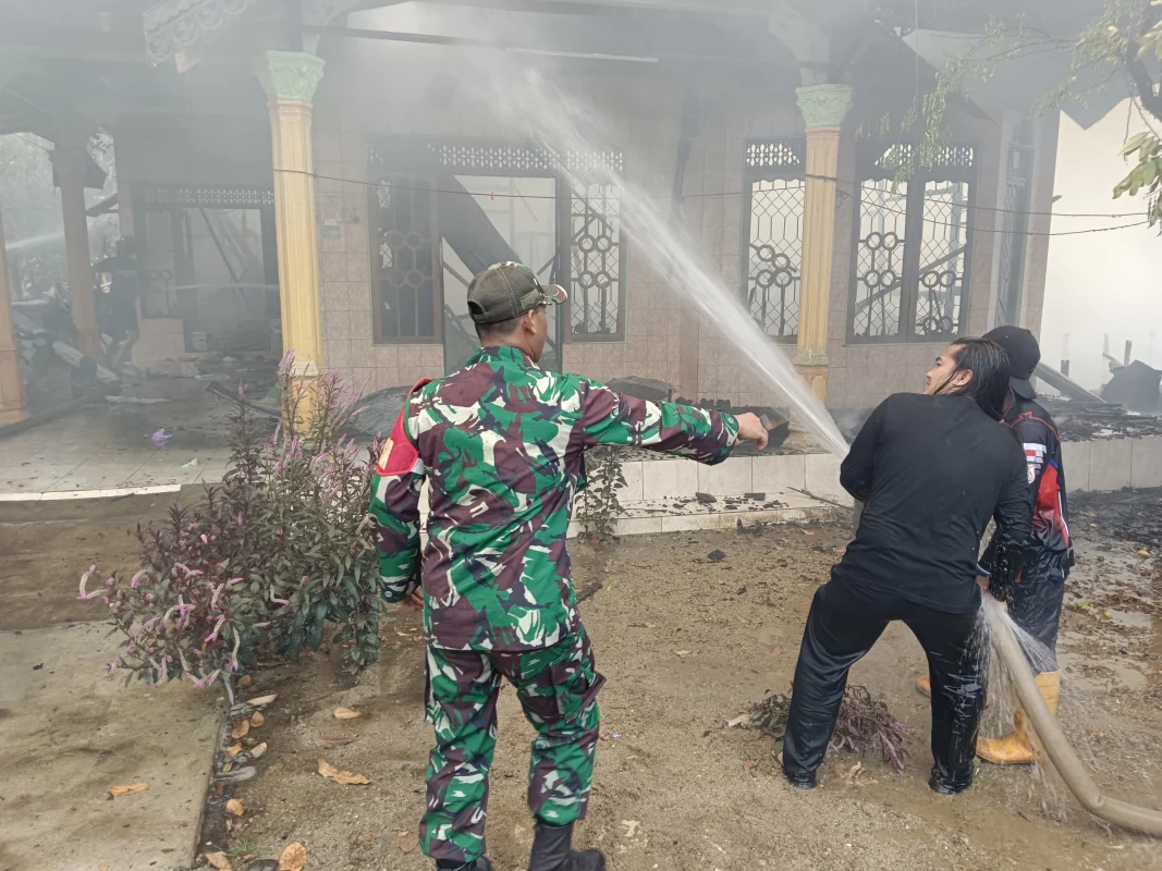 Babinsa Koramil Pandawan dan BPK Murakata Berjibaku Jinakkan Api di Jaranih