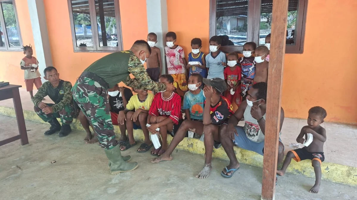 Satgas TMMD ke-130 Kodim 1808/Mansel Edukasi Masyarakat tentang Pentingnya Penggunaan Masker untuk Mencegah ISPA